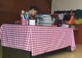 Exhiben a maestra aventando las libretas a sus alumnos y es destituida